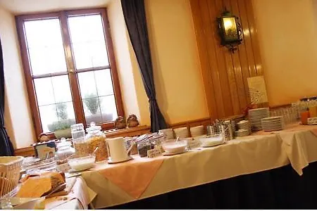 Traditionsgasthof Gruener Baum Szálloda *