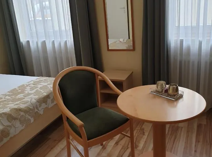Traditionsgasthof Gruener Baum Hotel *