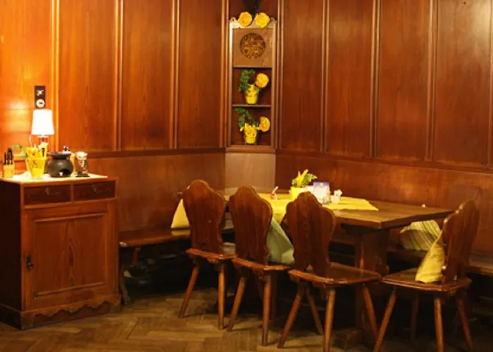 Traditionsgasthof Gruener Baum Hotel
