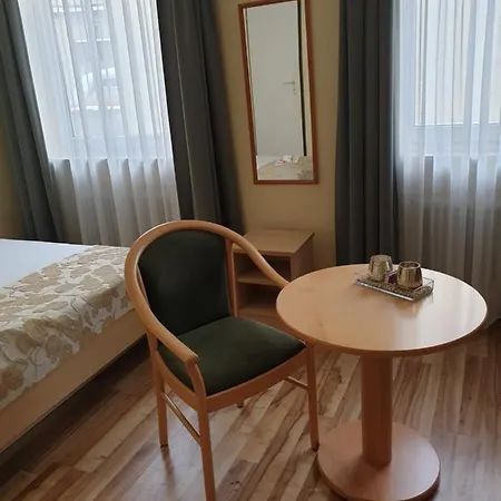 Traditionsgasthof Gruener Baum Hotel *