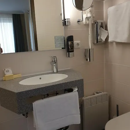 Traditionsgasthof Gruener Baum Hotel *