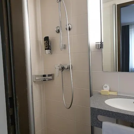 Otel Traditionsgasthof Gruener Baum *