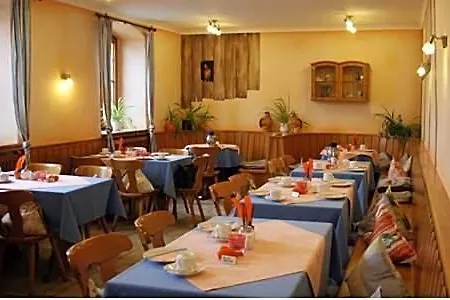 Traditionsgasthof Gruener Baum Otel *