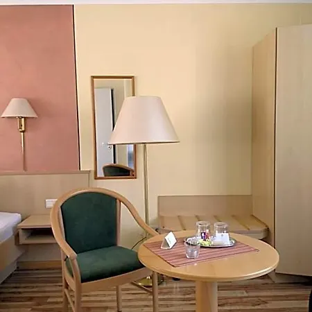Otel Traditionsgasthof Gruener Baum *