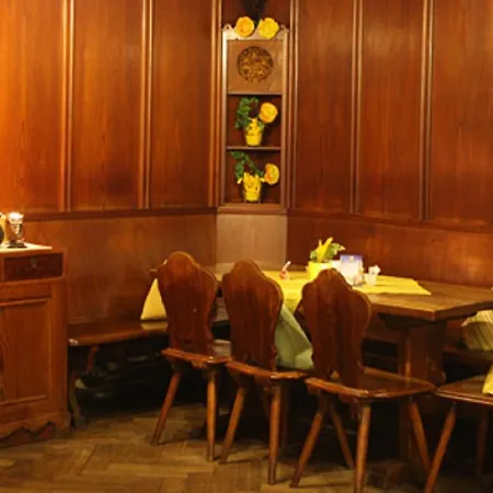 Traditionsgasthof Gruener Baum מלון