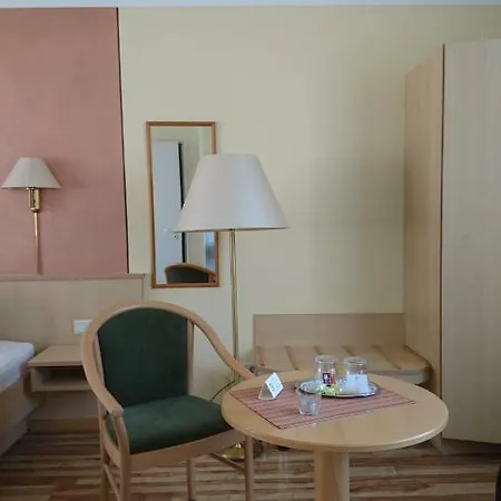 Traditionsgasthof Gruener Baum *